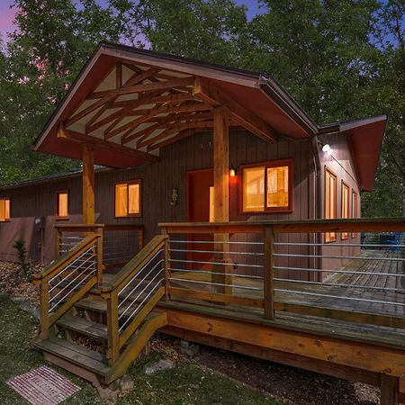Chalet W Hot Tub, Large Deck, Grill, & Fast Wifi Бъркли Спрингс Екстериор снимка